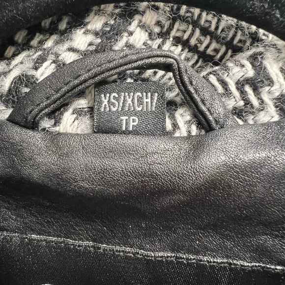 XS guess sweater faux leather with fringe on front classic and stylish - Picture 3 of 4